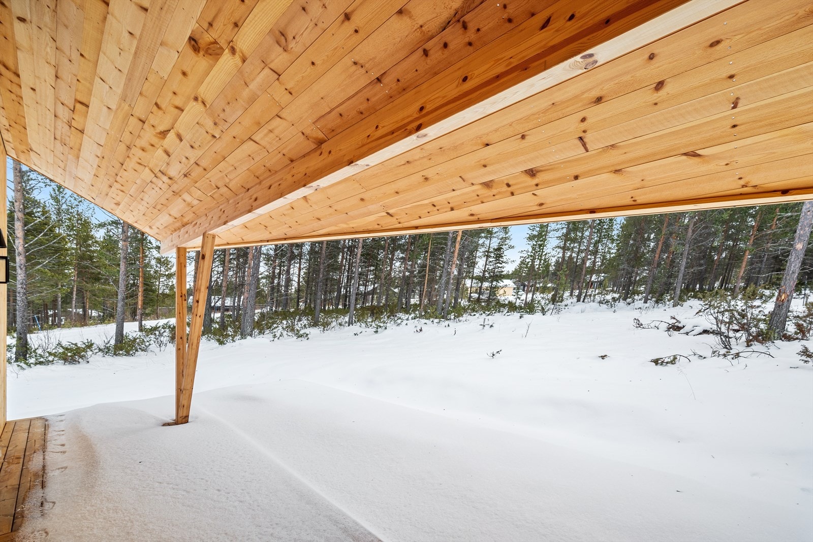 Fritidseiendommen har en stor takoverbygd terrasse på hele 58 kvm, og gir deg god møbleringsfrihet. Galleribilde