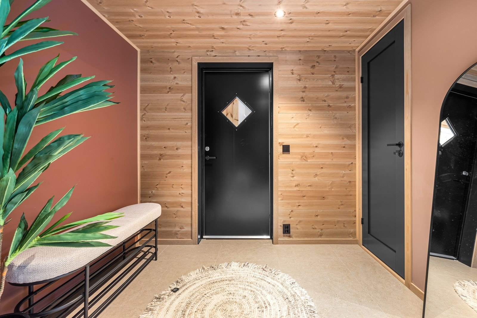 Tilliggende gangen finner man et praktisk gjestetoalett. Galleribilde