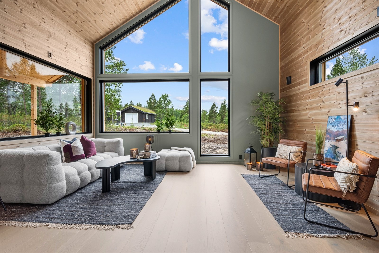 Et av høydepunktene er en særdeles flott stue, som innbyr til hygge fra tidlig morgen til sent på kveld. Galleribilde