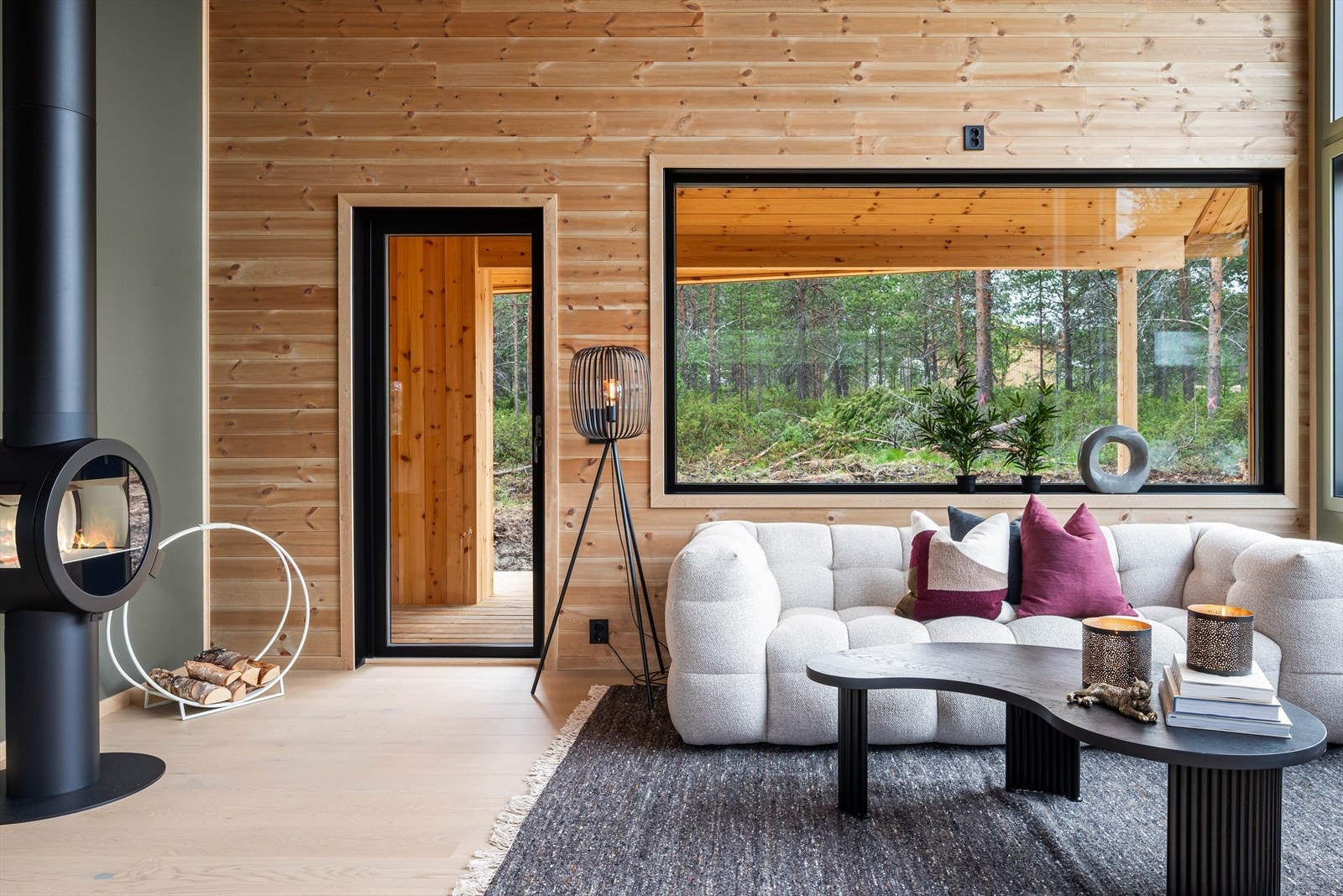 Etter en lang dag ute kan man komme inn å varme seg foran en stilig peisovn i stuen. Galleribilde