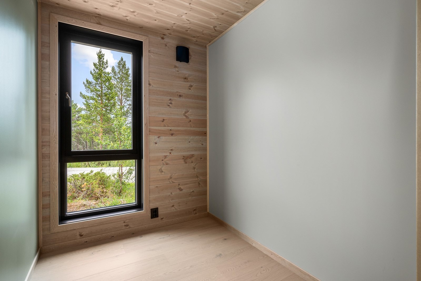 Både inne og ute er detaljer som stikk, brytere og karmer holdt i sort - stilrent og gjennomført. Galleribilde