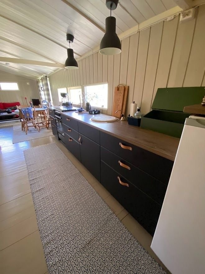 Praktisk og arealeffektivt kjøkken med åpen løsning Galleribilde