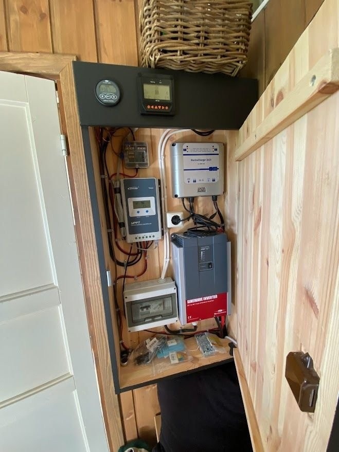 Solcelleanlegg med 12 volt og 220 volt til lading av pc, telefon etc. Galleribilde