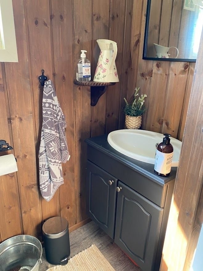 Toalettrom med Vera-biodo og servant - enkel og miljøvennlig løsning Galleribilde