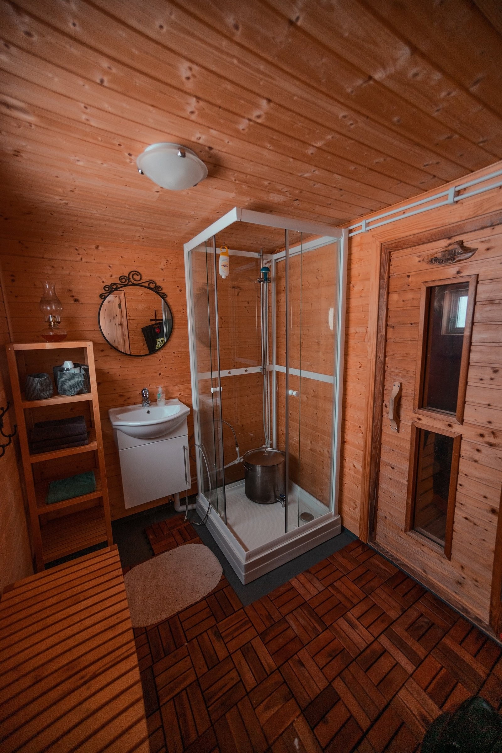 Dusj og sevant i uthus - komfortabelt og funksjonelt Galleribilde