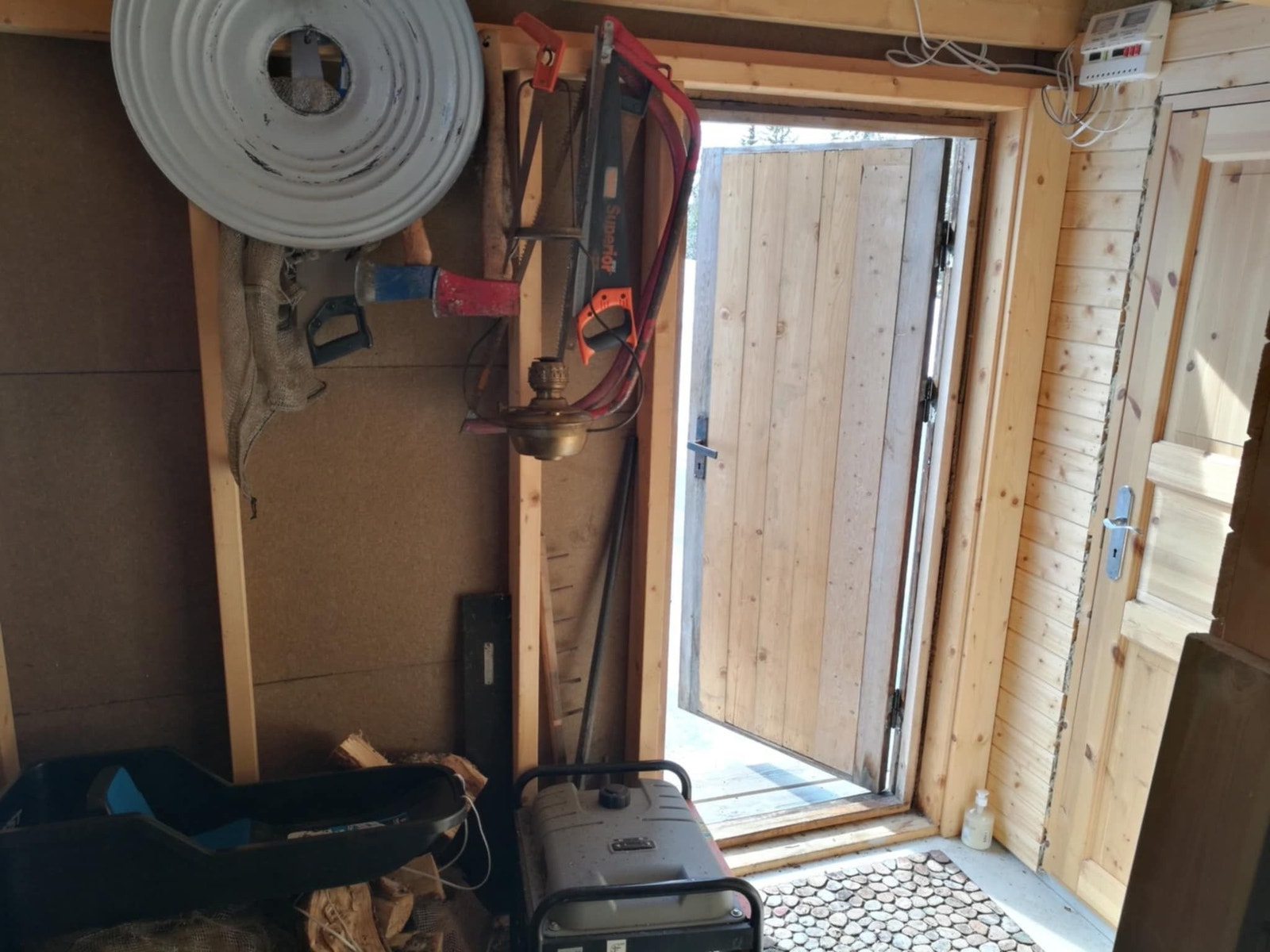 God plass til utstyr, ved og praktisk oppbevaring i uthus Galleribilde