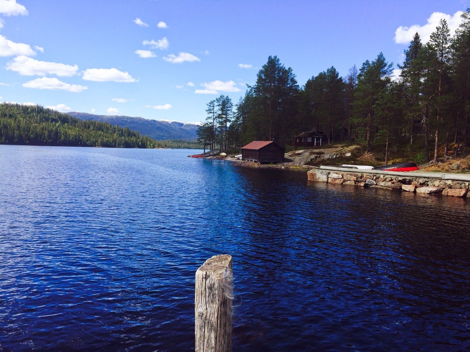 Grusveier og stier leder deg rett inn i Vassfaret - sykkel, fiske, eller bare fred og ro Galleribilde