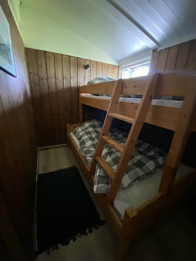 Ett av tre soverom, funksjonelt innredet og svalt året rundt Galleribilde