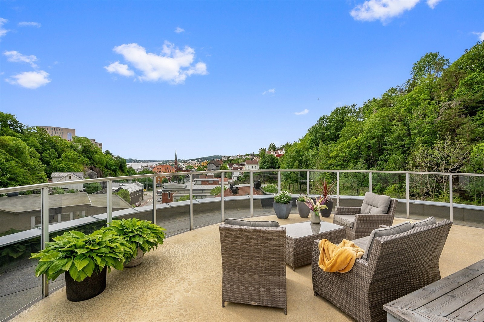 Stor felles takterrasse med nydelig utsikt utover Arendal og Galtesund. Pent opparbeidet med sittegrupper og beplantninger Galleribilde