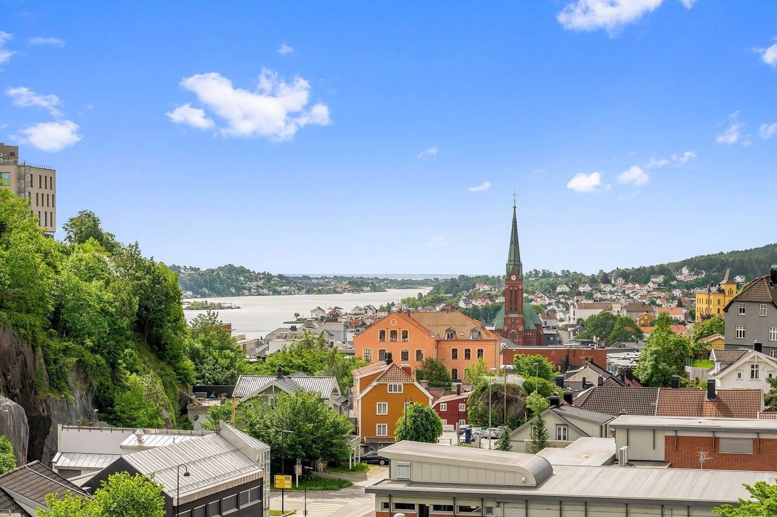 Vakker utsikt utover Arendal fra takterrassen Galleribilde
