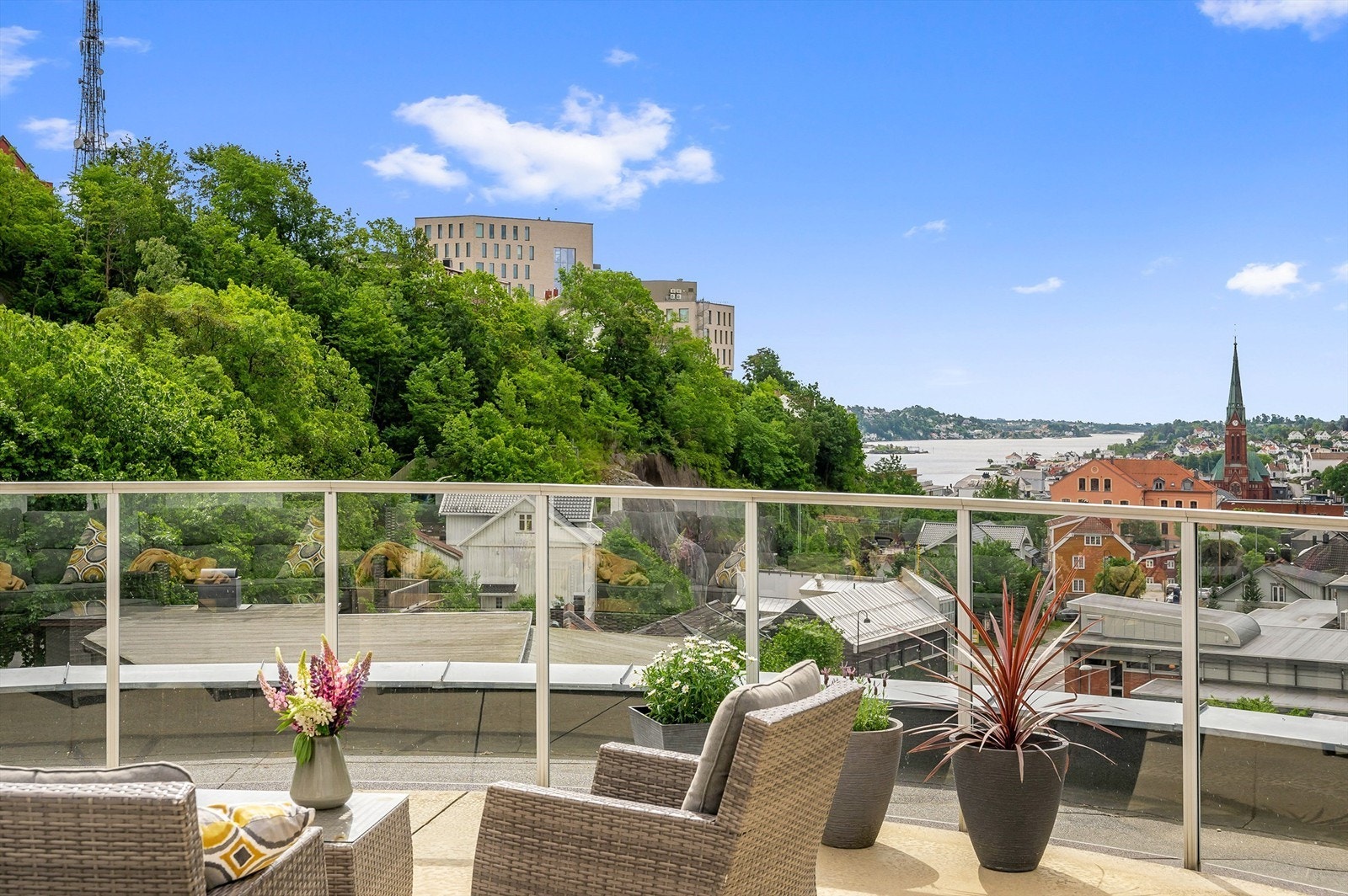 Solrik takterrasse med fritt utsyn Galleribilde
