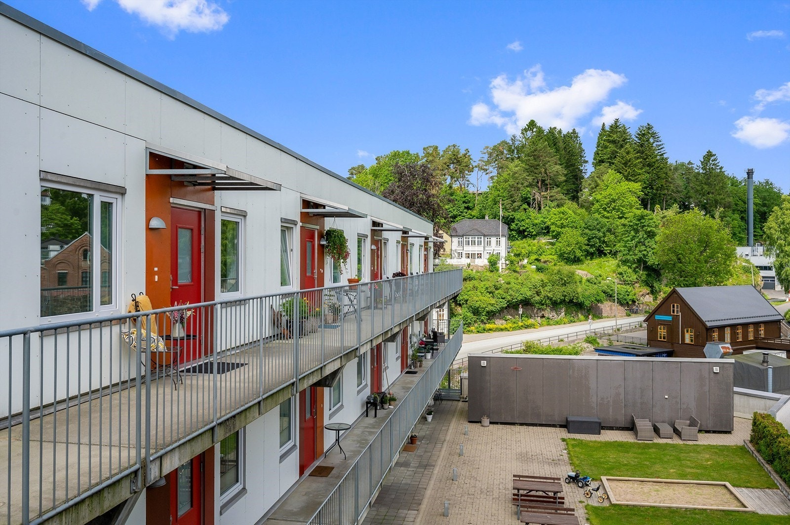 Svaleganger fra inngang til leilighetene Galleribilde