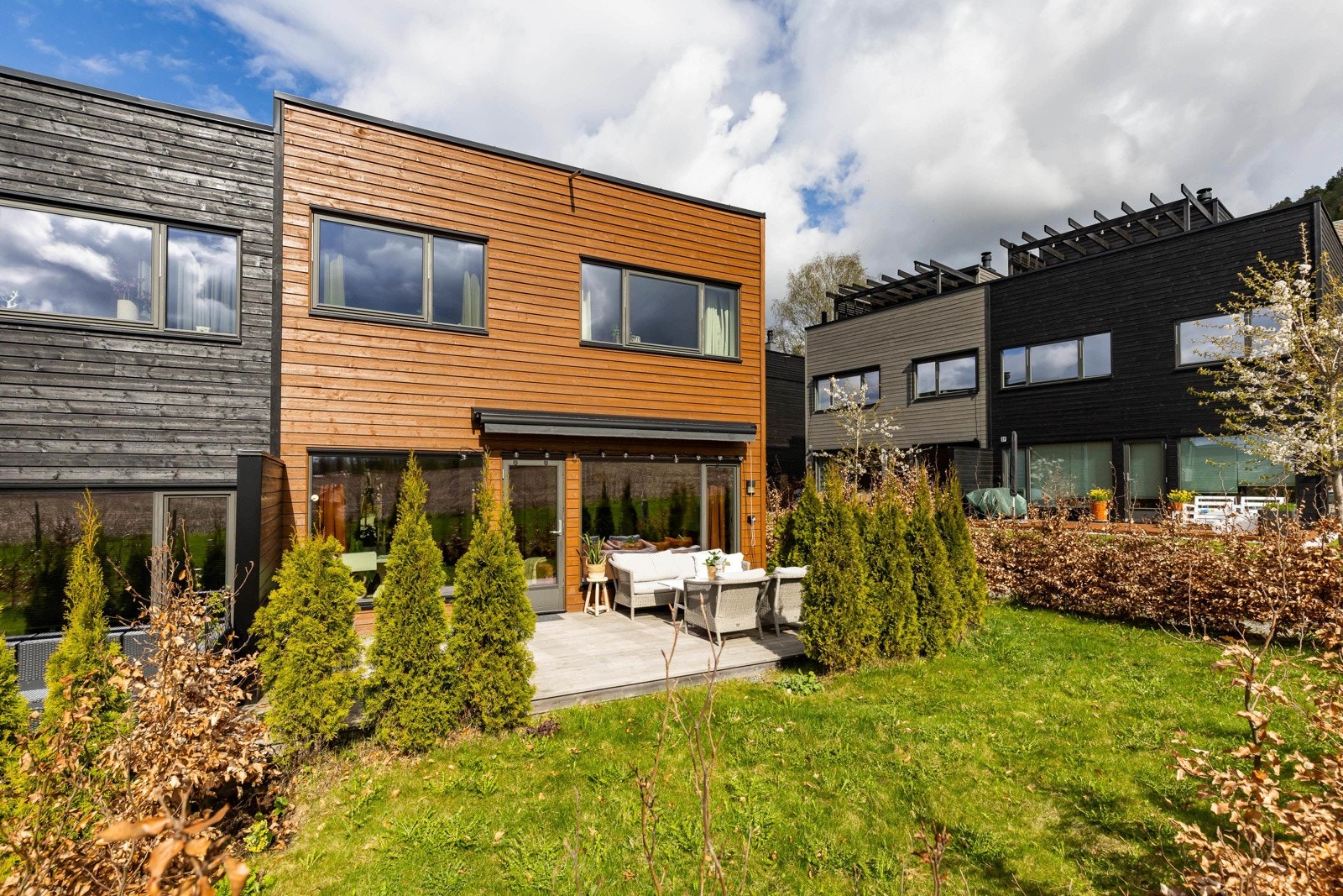 Moderne rekkehus med stor terrasse og privat hage. Store vindusflater gir godt lysinnslipp. Galleribilde