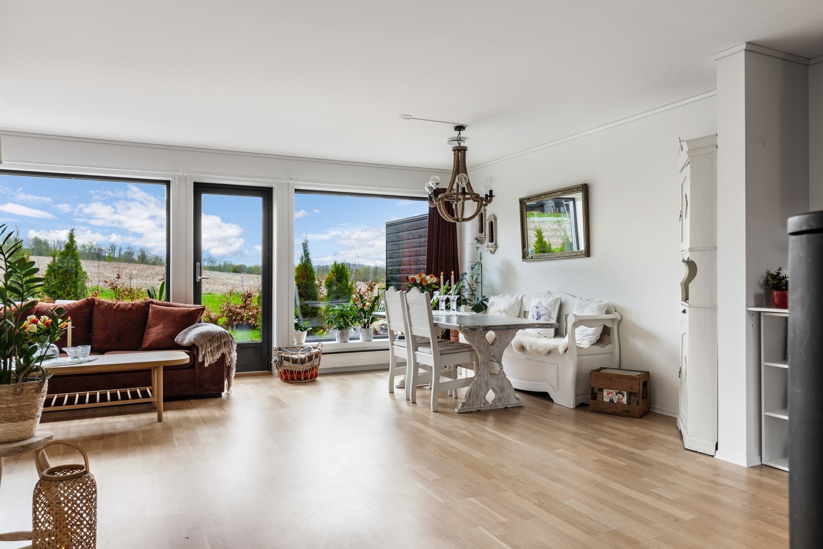 Lys og romslig stue med store vinduer som gir flott utsikt og mye naturlig lys. Galleribilde