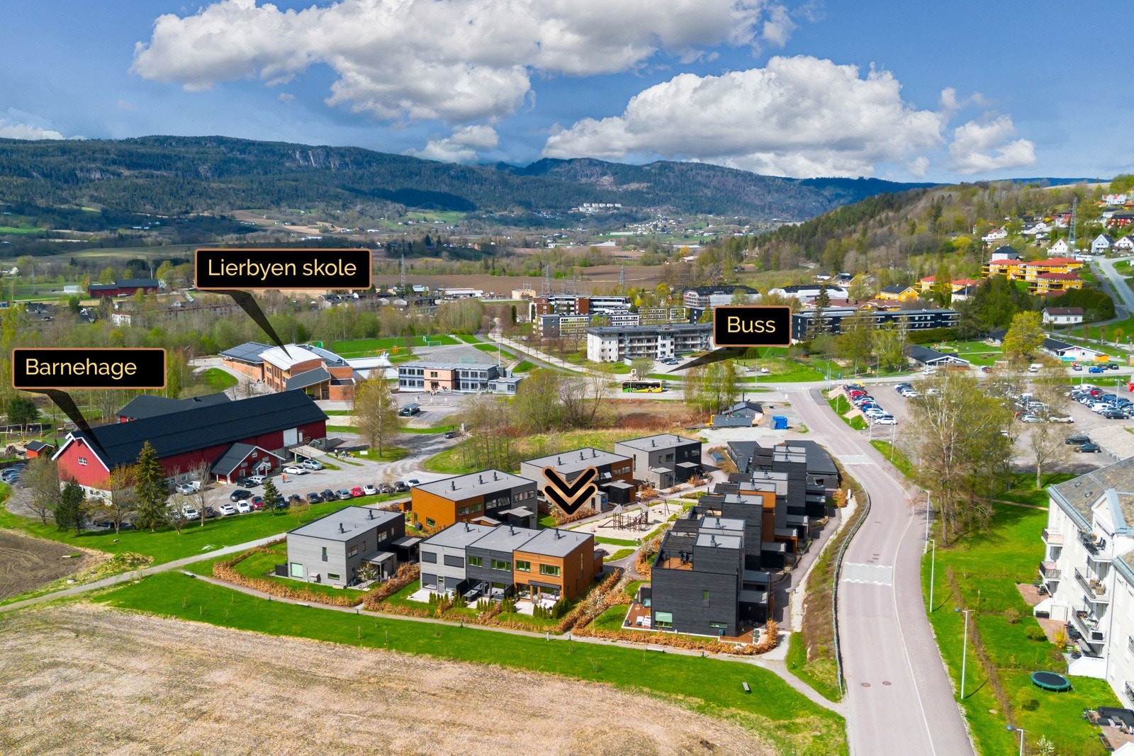 Boligen ligger i et barnevennlig område nær barnehage, skole og bussholdeplass, omgitt av naturskjønne omgivelser. Galleribilde