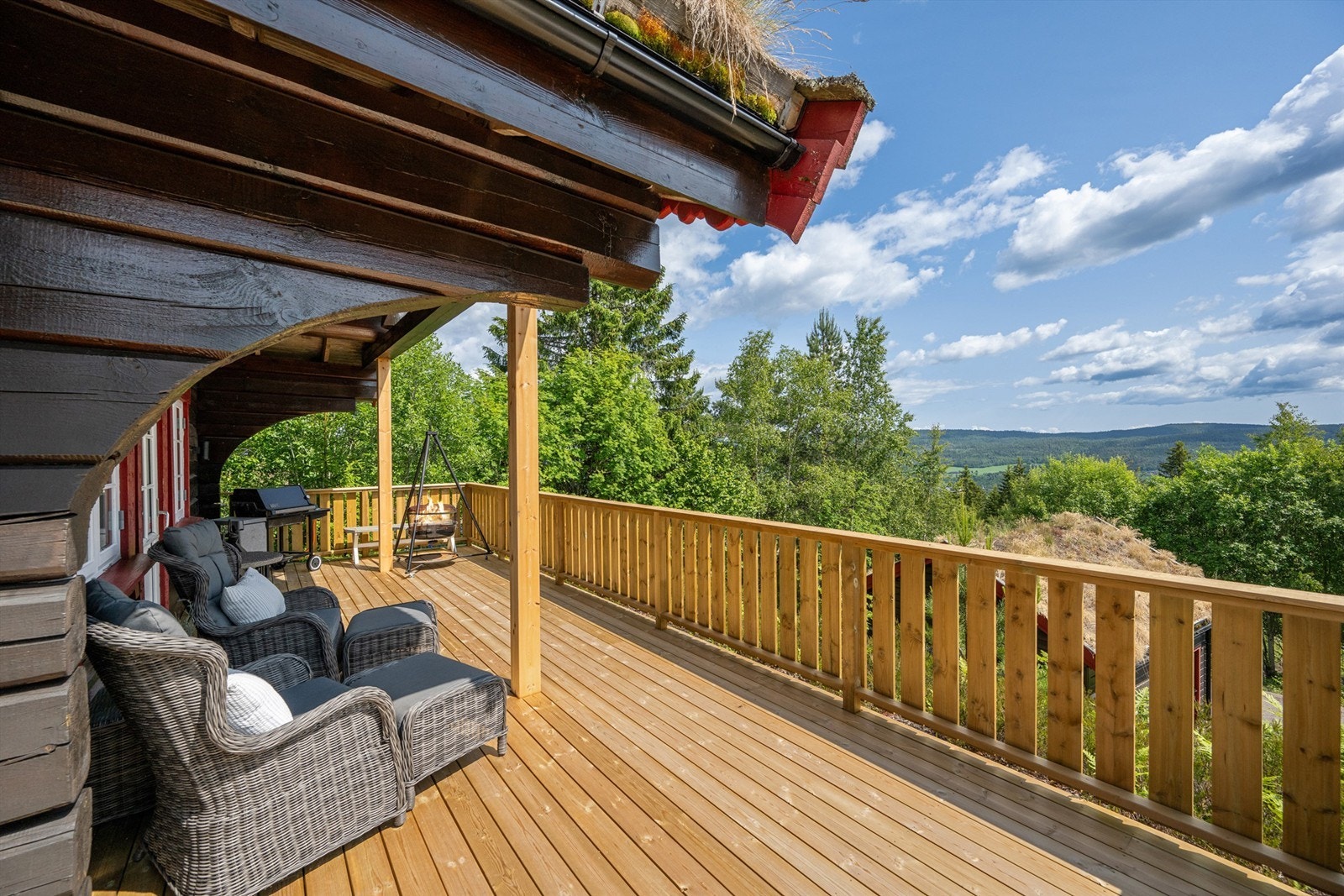 Her kan du nyte roen på den store, fantastiske terrassen hvor det er flott utsikt over området. Galleribilde