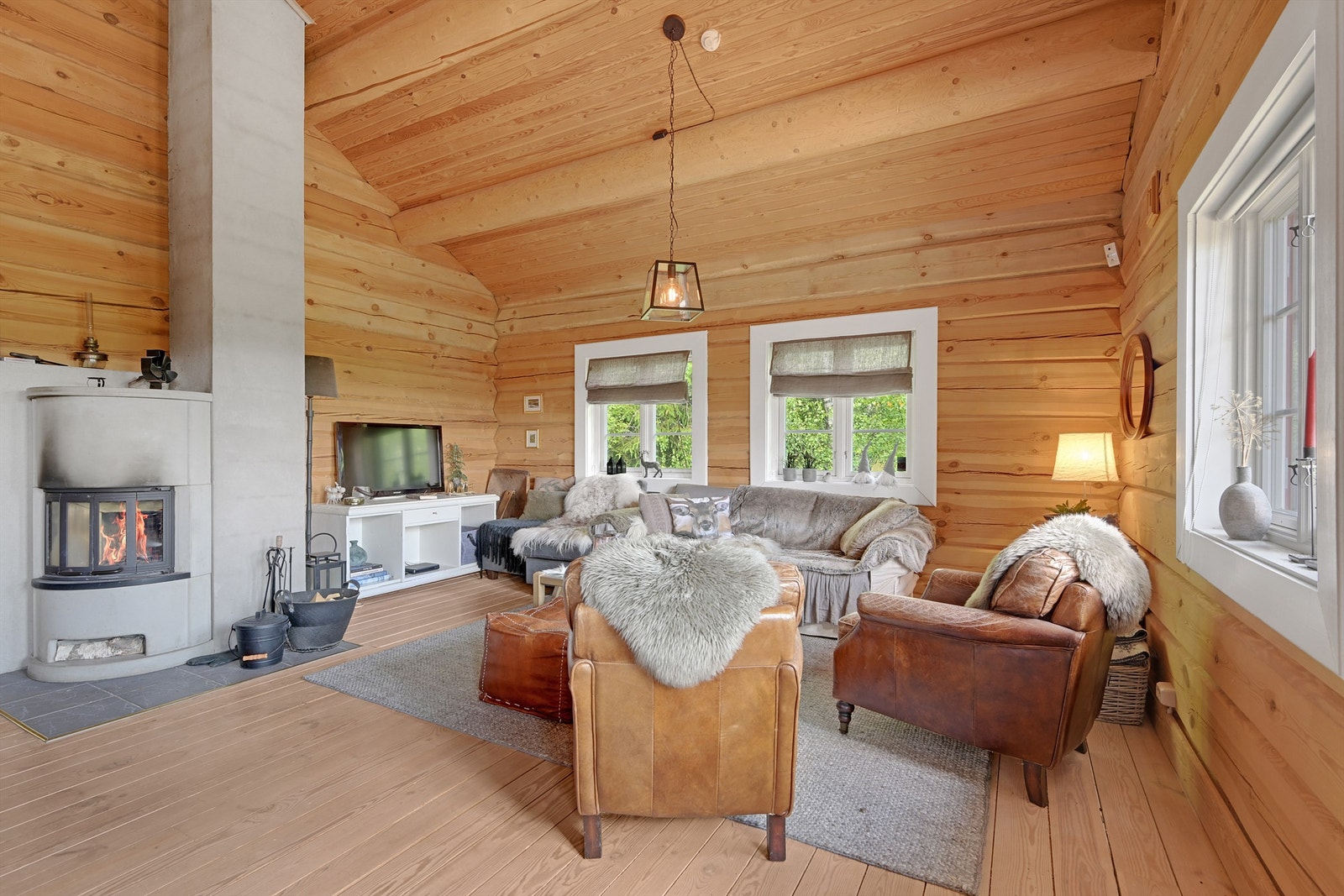 Vinduene gir rikelig med dagslys inn i rommet Galleribilde