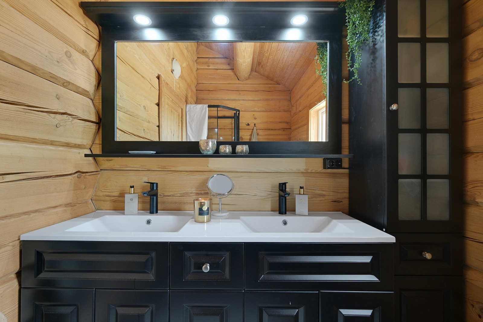 Stilig og praktisk baderomsinnredning Galleribilde