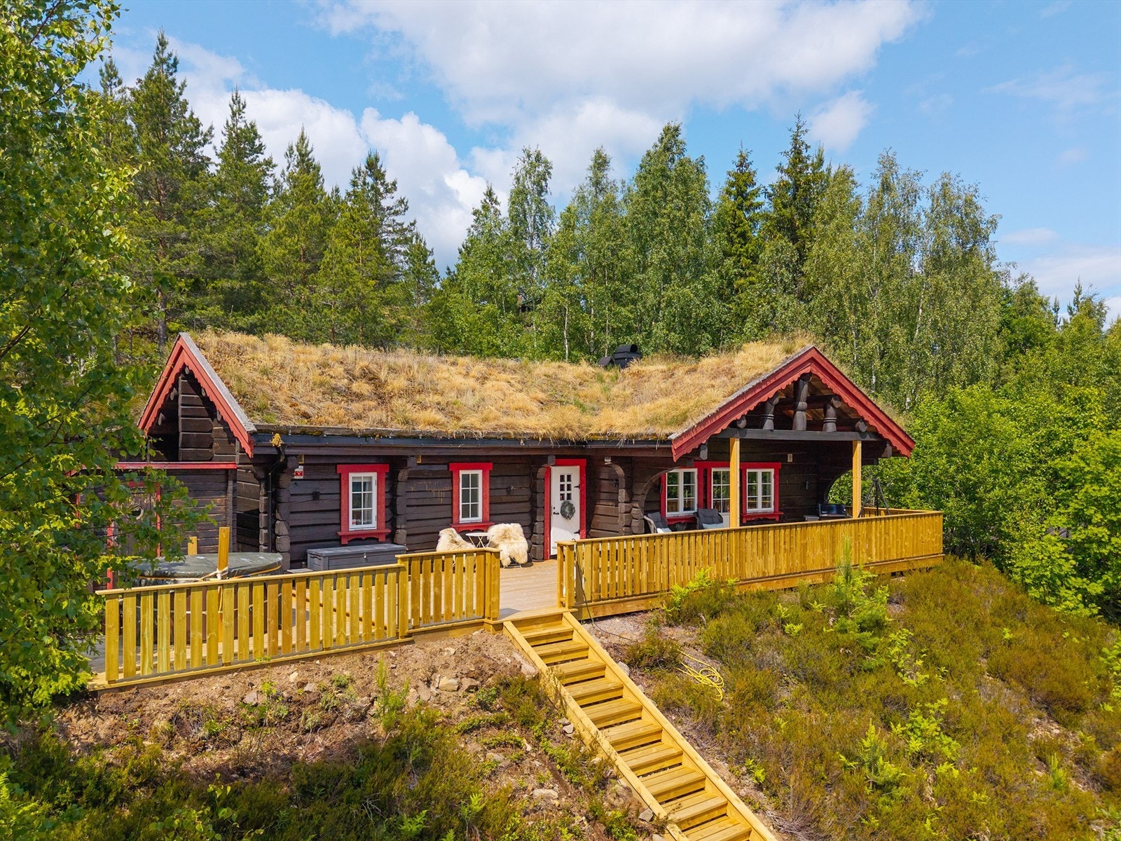 Dette er en lekker, laftet tømmerhytte med praktisk planløsning og god plass til hele familien. (Fotograf Kristian Bollæren/Fotofinish). Galleribilde