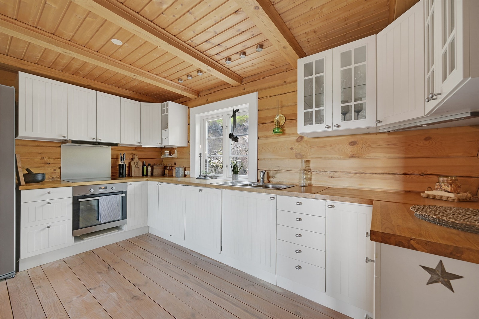 Det er rikelig med både skuffer og skap på kjøkkenet. Kjøkkenventialtor med kullfilter over kokesonen. Galleribilde