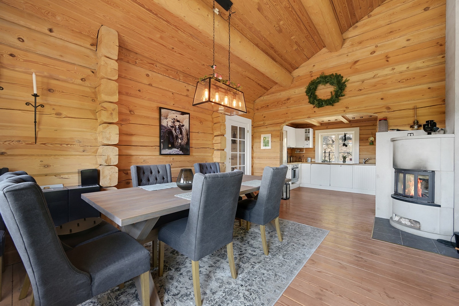 Stuen i hytta er romslig og har god plass til ulik møblering. Det er fint plass til spisestue i tiknytning til kjøkkenet Galleribilde