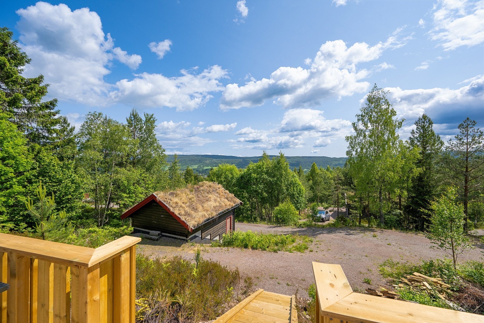 Hytta har også en romslig garasje med god lagringsplass på loftet. Galleribilde