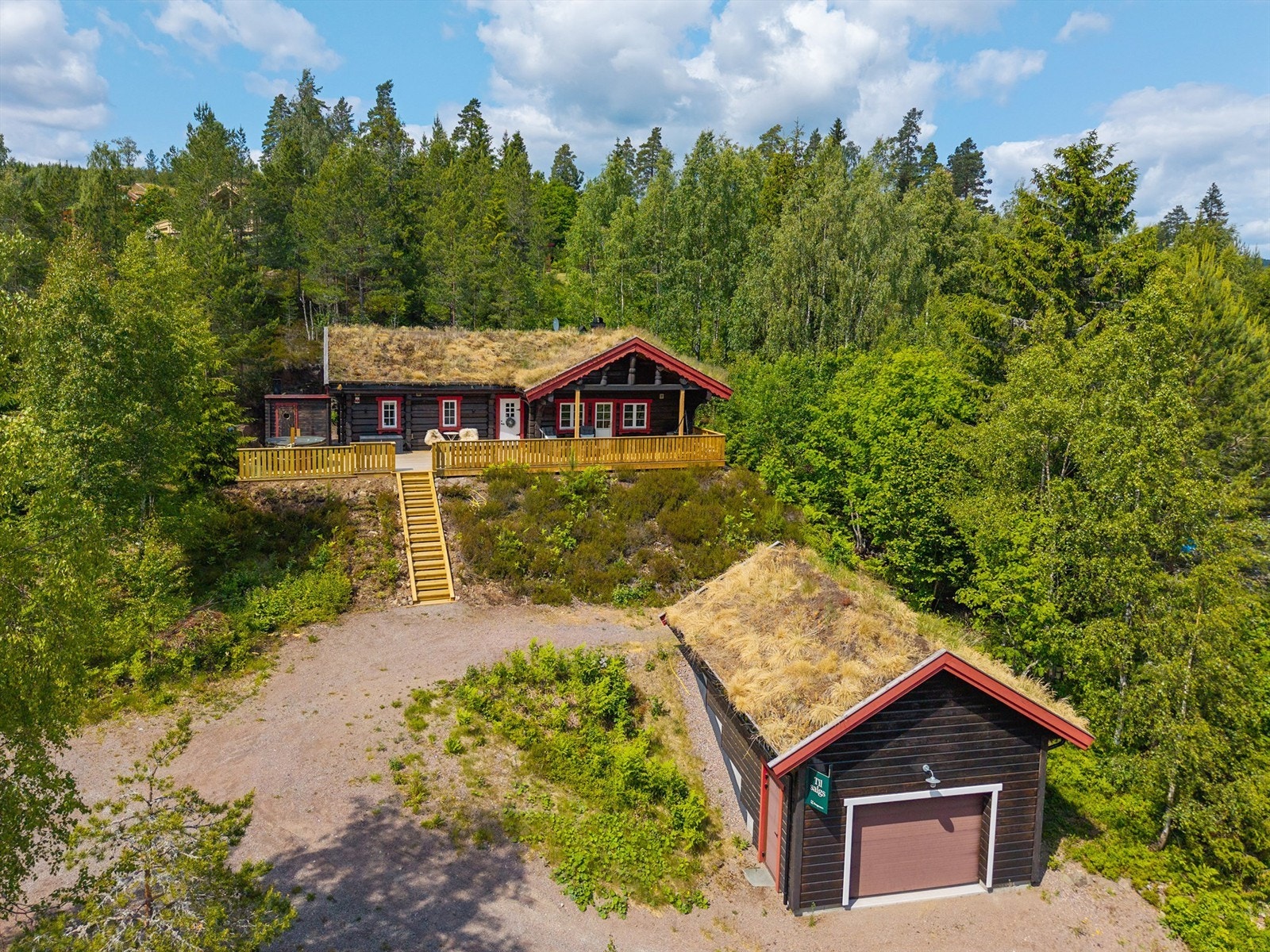 Høyt og fantastisk beliggende hytte, omgitt av vakker natur og med umiddelbar nærhet til turstier, skiløyper og fredelig kystlandskap. I tillegg til dagligvare. Galleribilde
