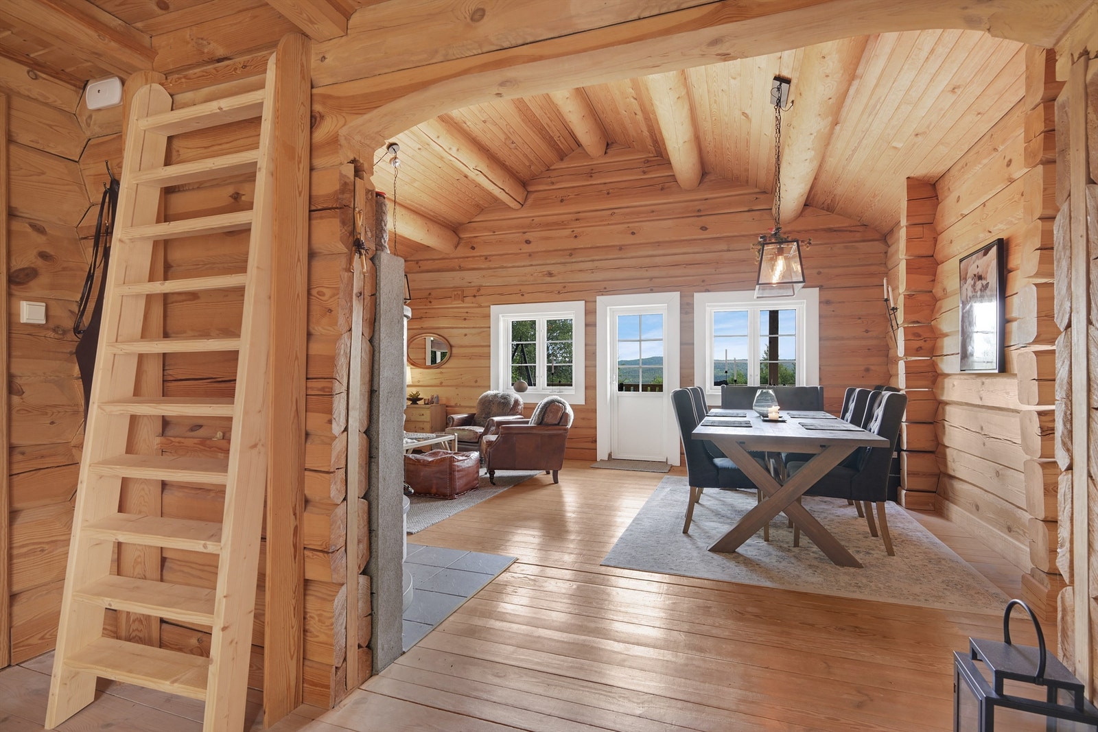 Fra kjøkkenet er det trapp opp til hemsen som er på ca. 10 kvm. Galleribilde