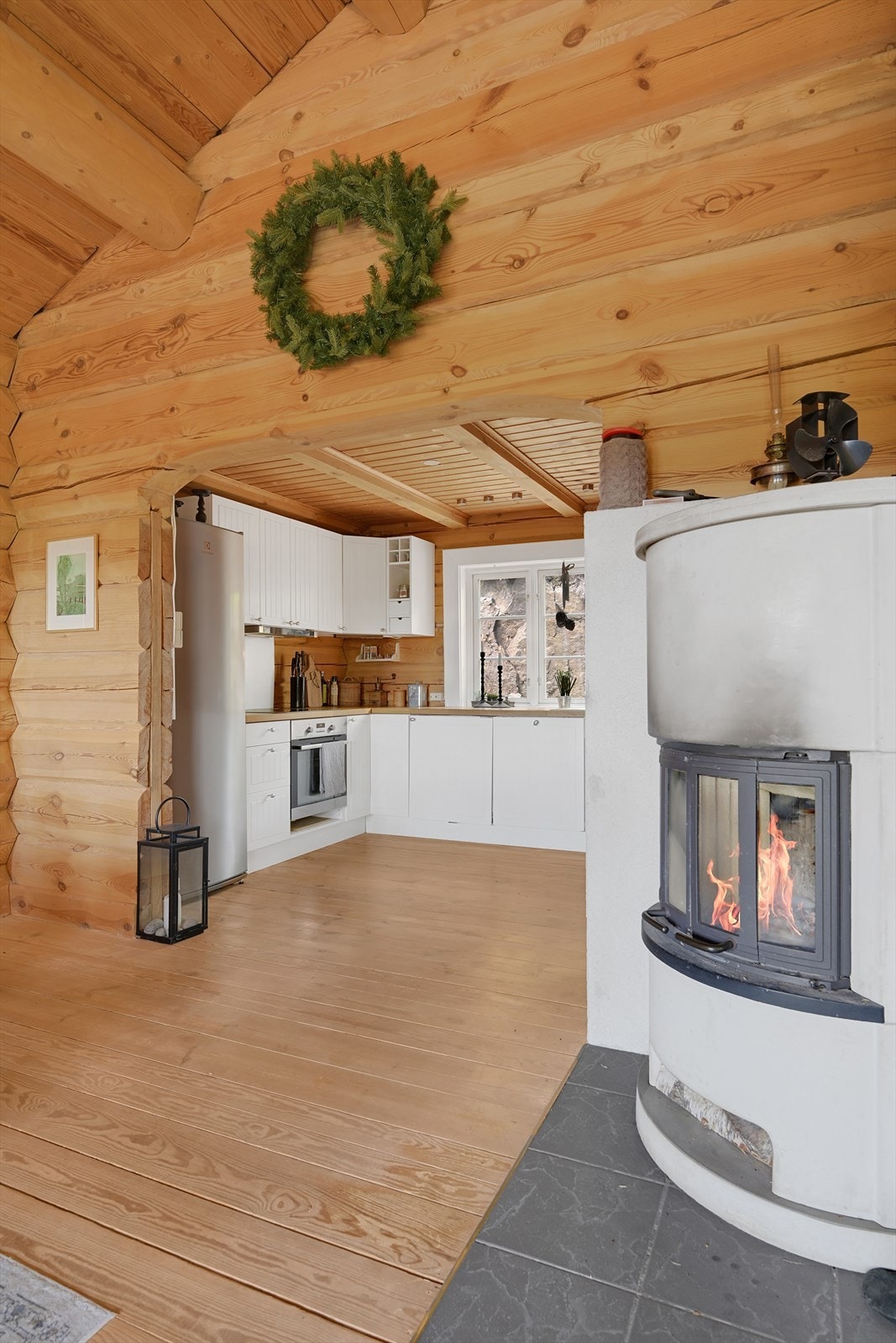 Det er avsatt plass til kjøleskap i tilknytning til innredningen på kjøkkenet. Galleribilde