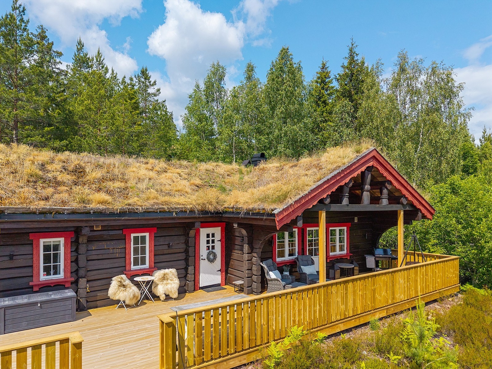 Det første som møter deg er den nyrenoverte terrassen i front på ca. 70 kvm. Her er det jacuzzi, badstue, overbygget uteplass og ikke minst god plass til utemøbler og hygge! Galleribilde