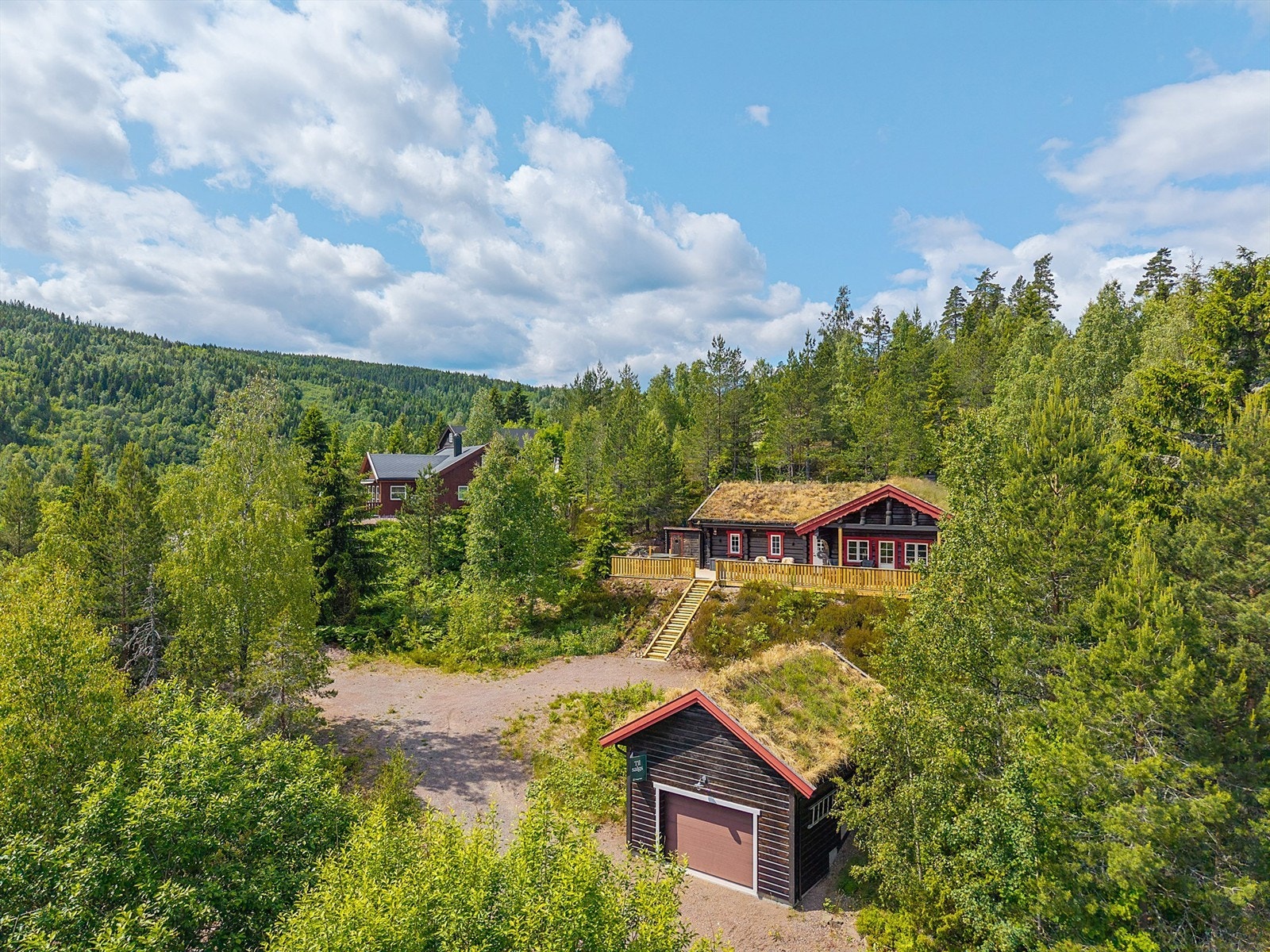 Delikat tømmerhytte med garasje på stor tomt, med flott utsikt! (Fotograf Kristian Bollæren/Fotofinish). Galleribilde