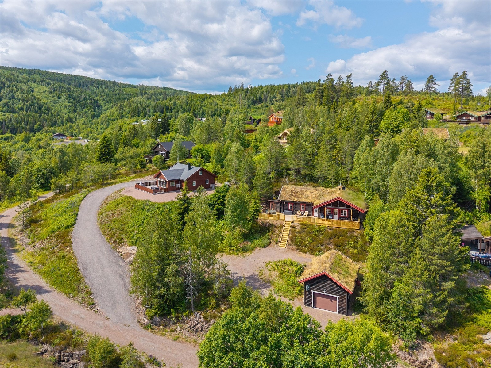 En liten hytteidyll i Svarstad i Larvik Kommune. Hytta ligger i praktisk avstand fra de store byene som, Oslo, Drammen og Tønsberg. Hit er det enkelt å dra på hytta! Galleribilde
