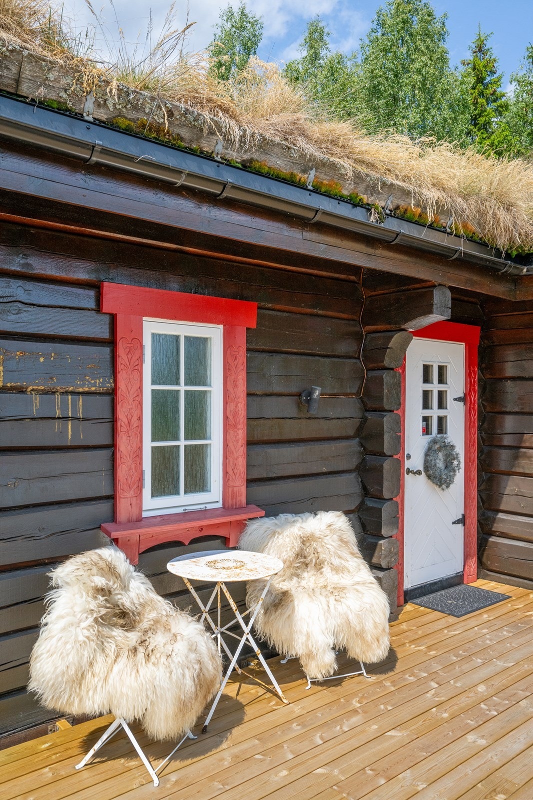 Hyggelig plass ved innganspartiet Galleribilde