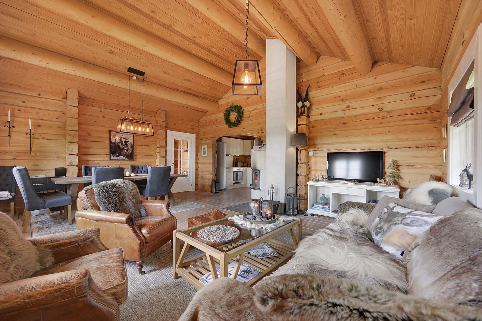 Hytta fremstår som lun, med en fantastisk atmosfære med sin koselig peisovn, gode takhøyde og utgang til den deilige terrassen. Galleribilde