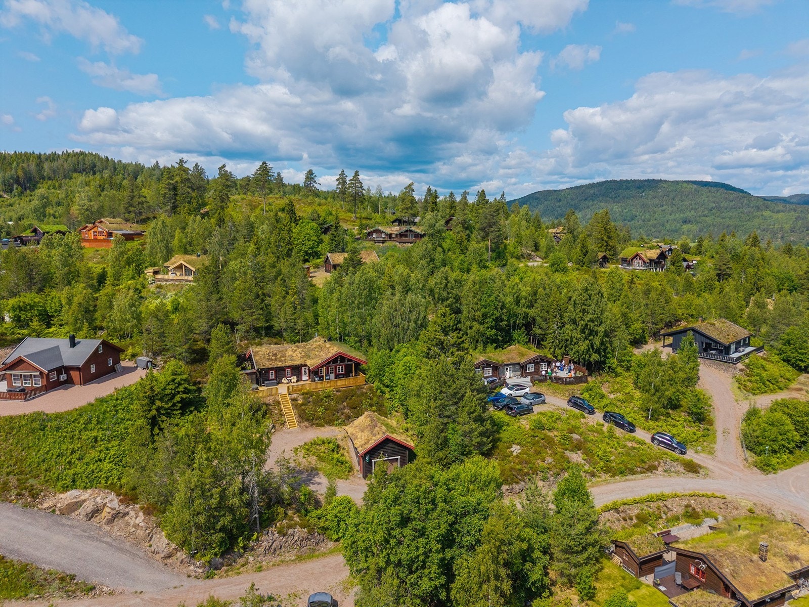 Det er bilvei helt frem til hytta og gode parkeringsmuligheter på tomten Galleribilde