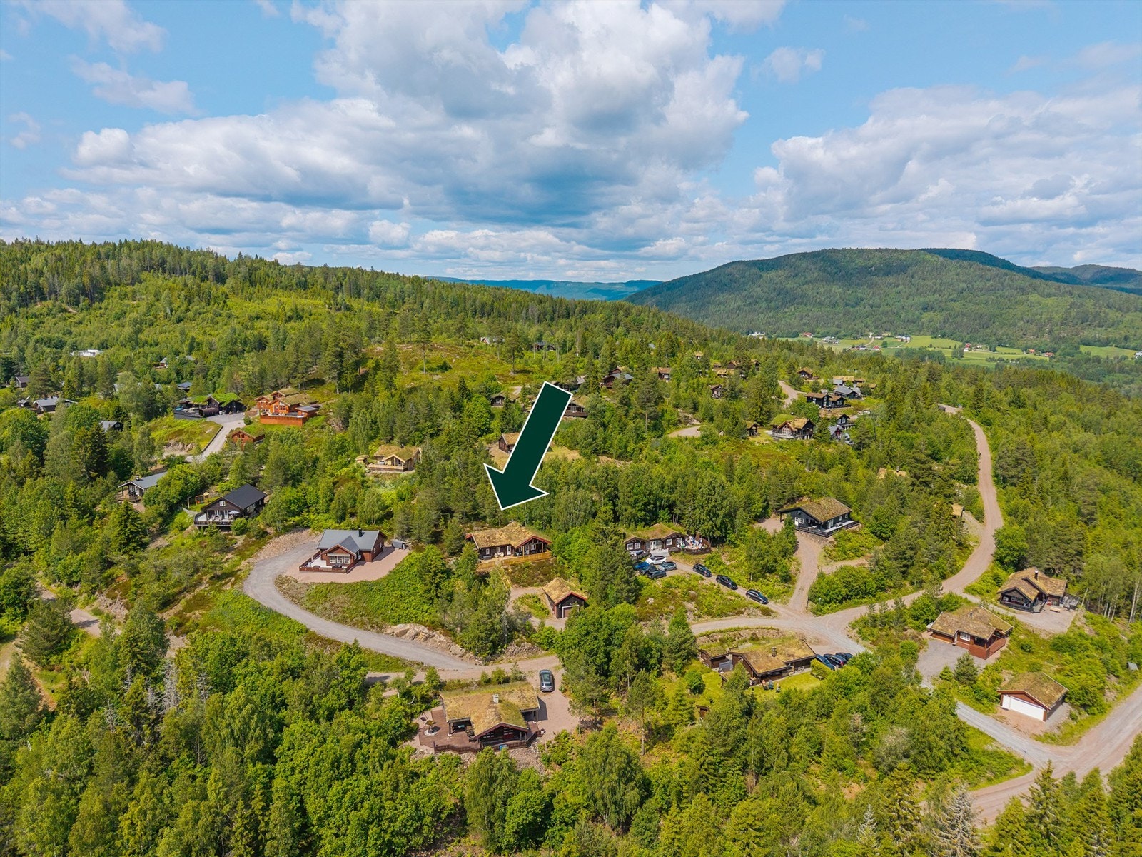Høyt og fantastisk beliggende hytte, omgitt av vakker natur og med umiddelbar nærhet til turstier, skiløyper og fredelig kystlandskap. Galleribilde