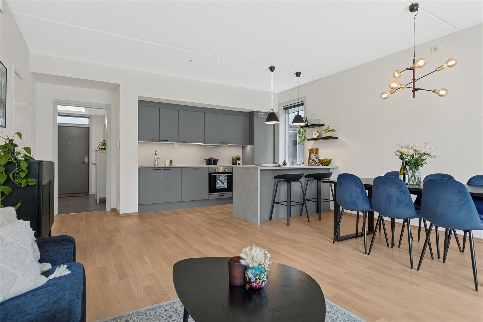 Leilighetens endebeliggenhet gjør at den har ekstra vindu på endeveggen. Galleribilde