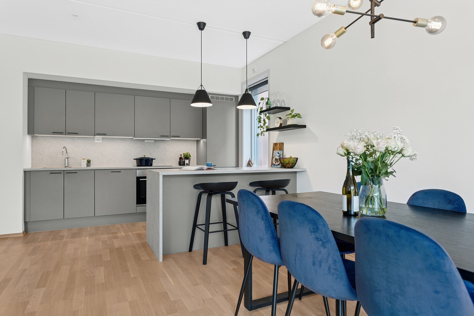 Det gråe kjøkkenet står i fin kontrast til de øvrige, lyse flatene. Galleribilde