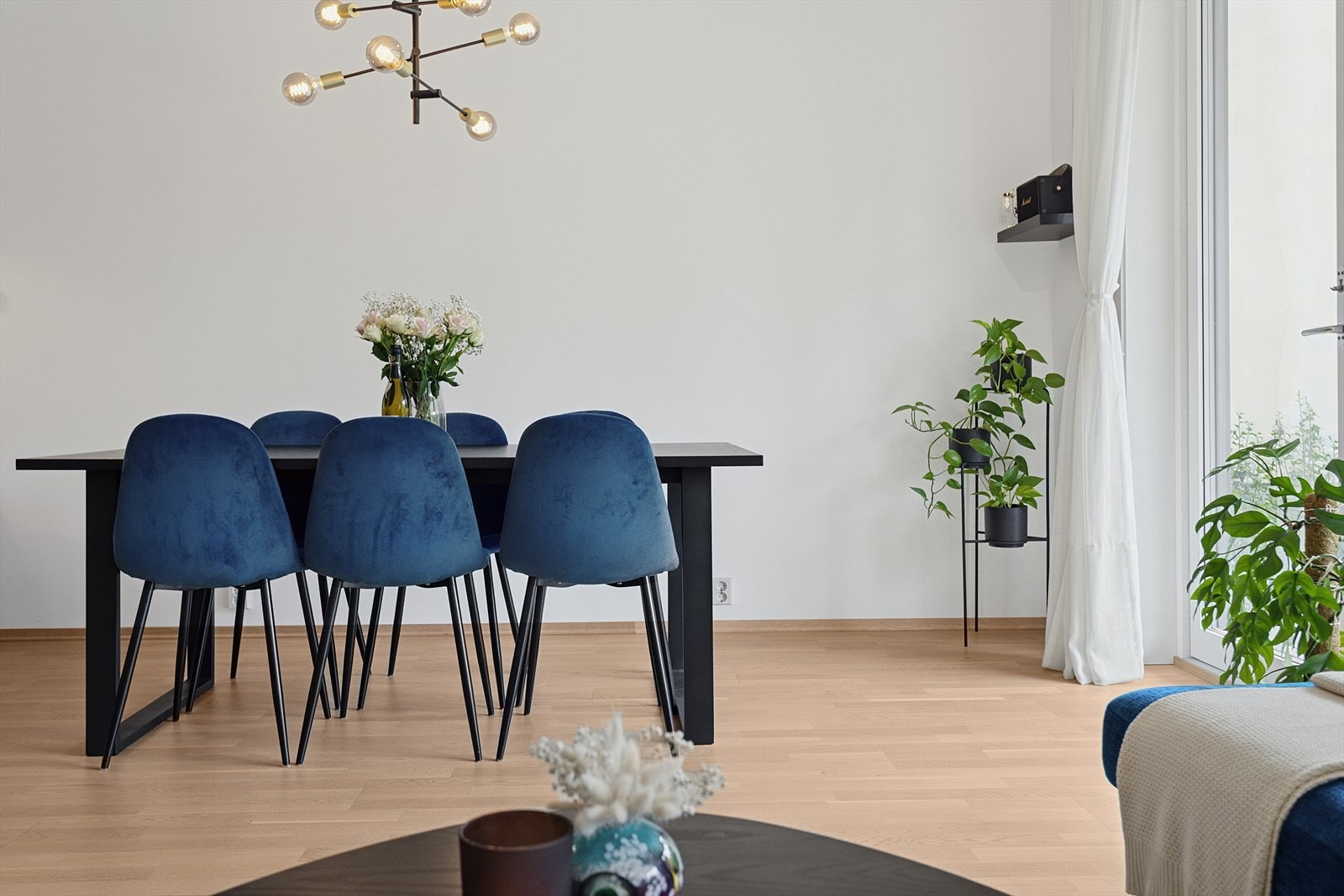 God plass til en spisegruppe på stuen. Galleribilde