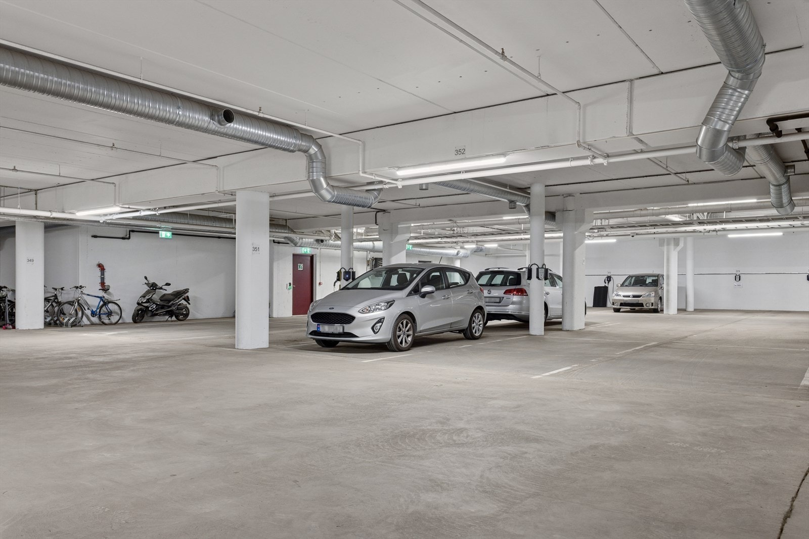 Med leiligheten følger det egen p-plass i en ny og oppvarmet p-kjeller. Det er også klargjort for elbil-lader. Galleribilde