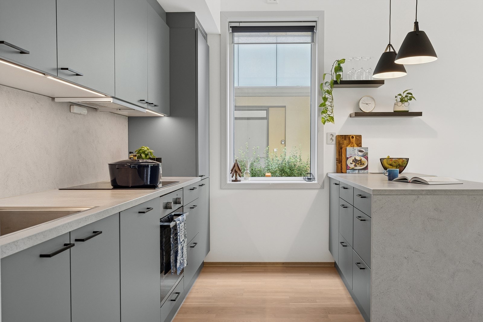 Lekkert kjøkken hvor man kan være sosial med gjestene eller resten av familien. Galleribilde