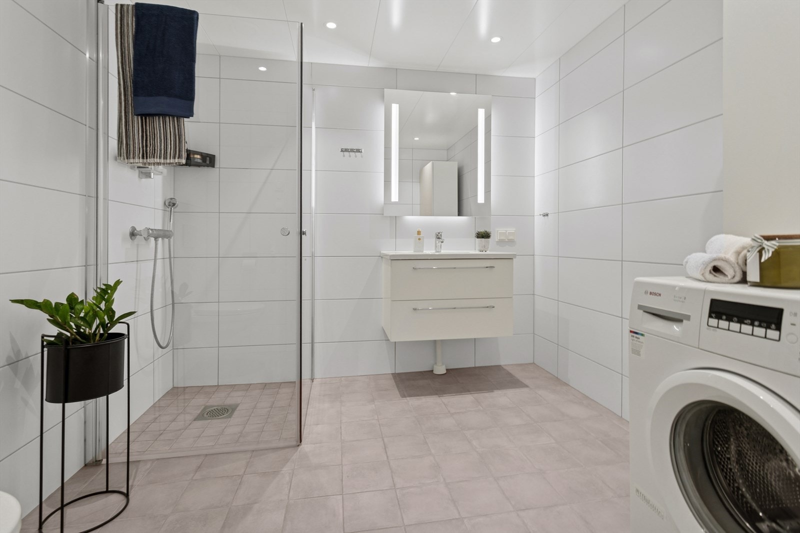 Innbydende og helfliset bad med rene linjer. Galleribilde