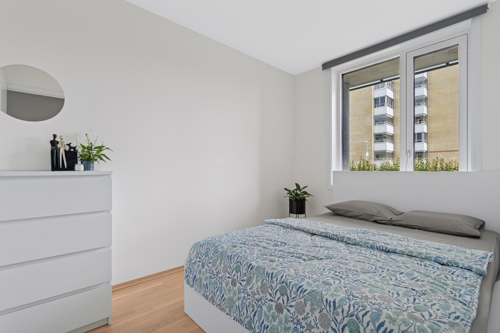 Moderne og tidløst på samme tid med listfrie overganger mellom vegger og tak. Galleribilde