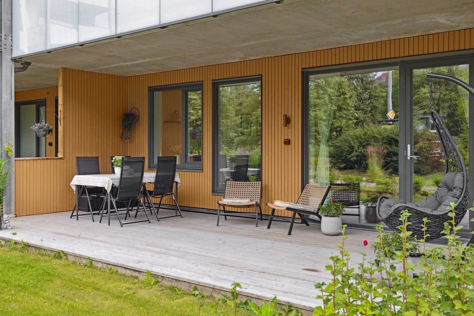 Terrassen er vestvendt og overbygget skjermer den for både vær og vind. Galleribilde