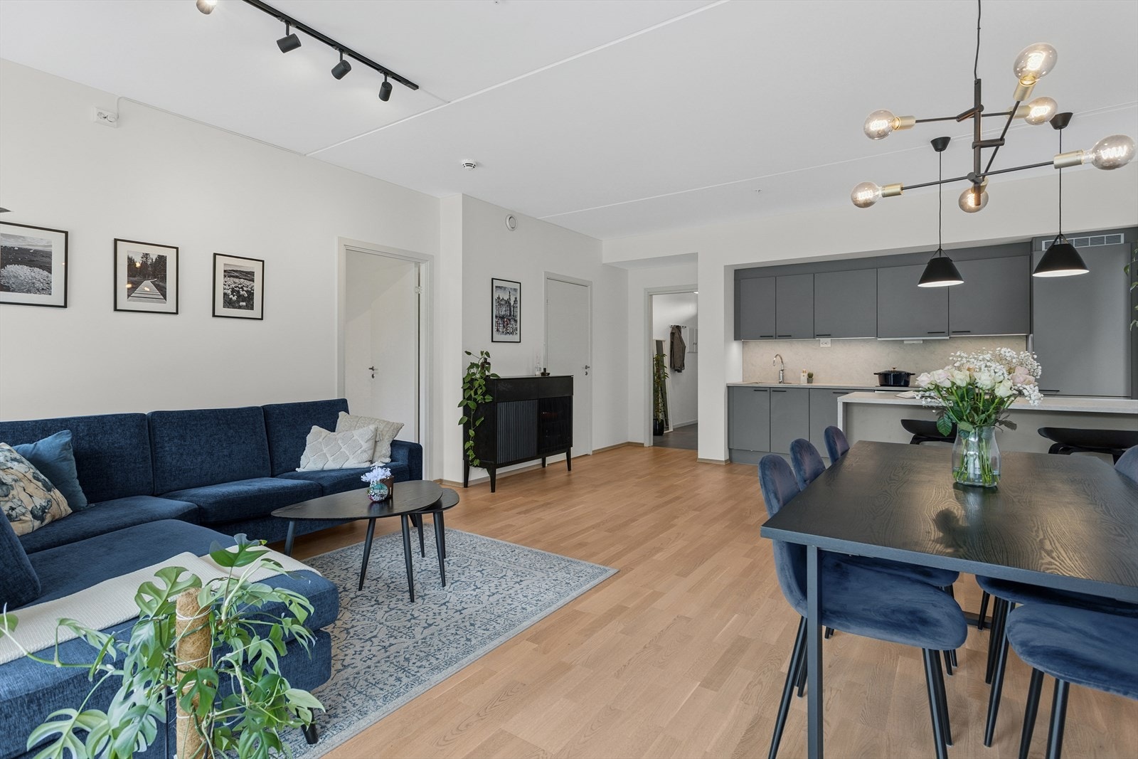 Stue- og kjøkkenarealet utgjør tilsammen 33,4m². Planløsningen gjør det i tillegg enkelt å møblere med både sitte- og spisegruppe. Galleribilde