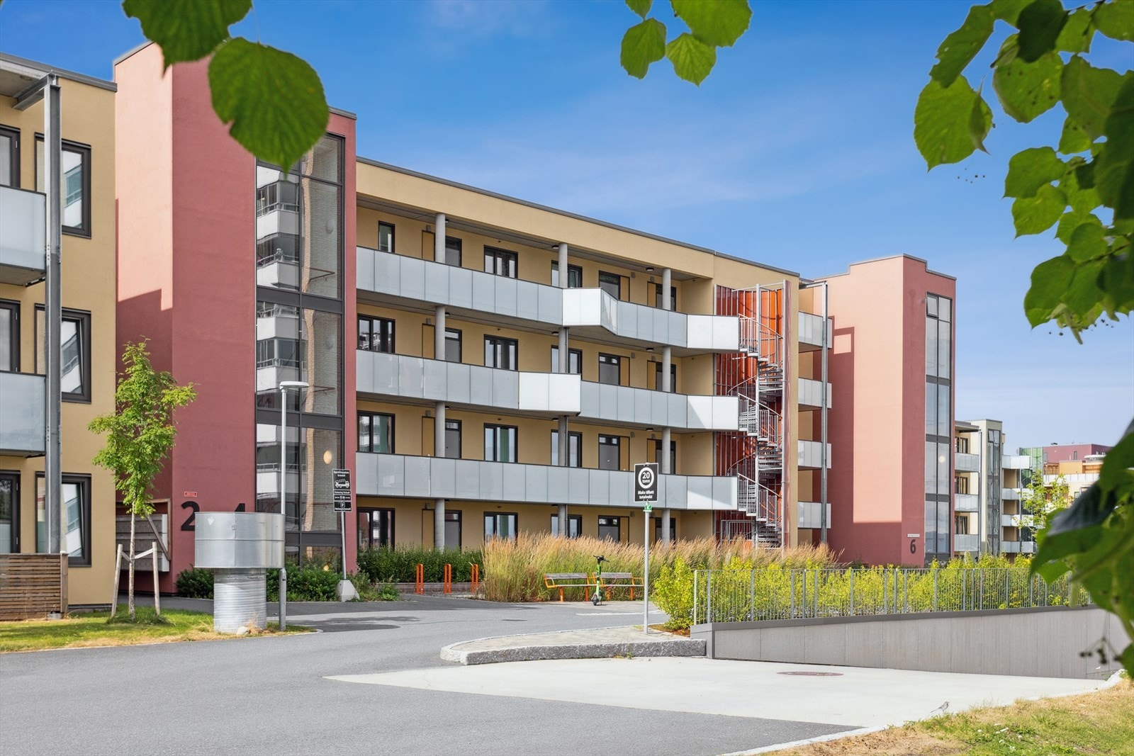 Bygget ble oppført i 2022 og har alle moderne fasiliteter som for eksempel fjernvarme og heis. Galleribilde