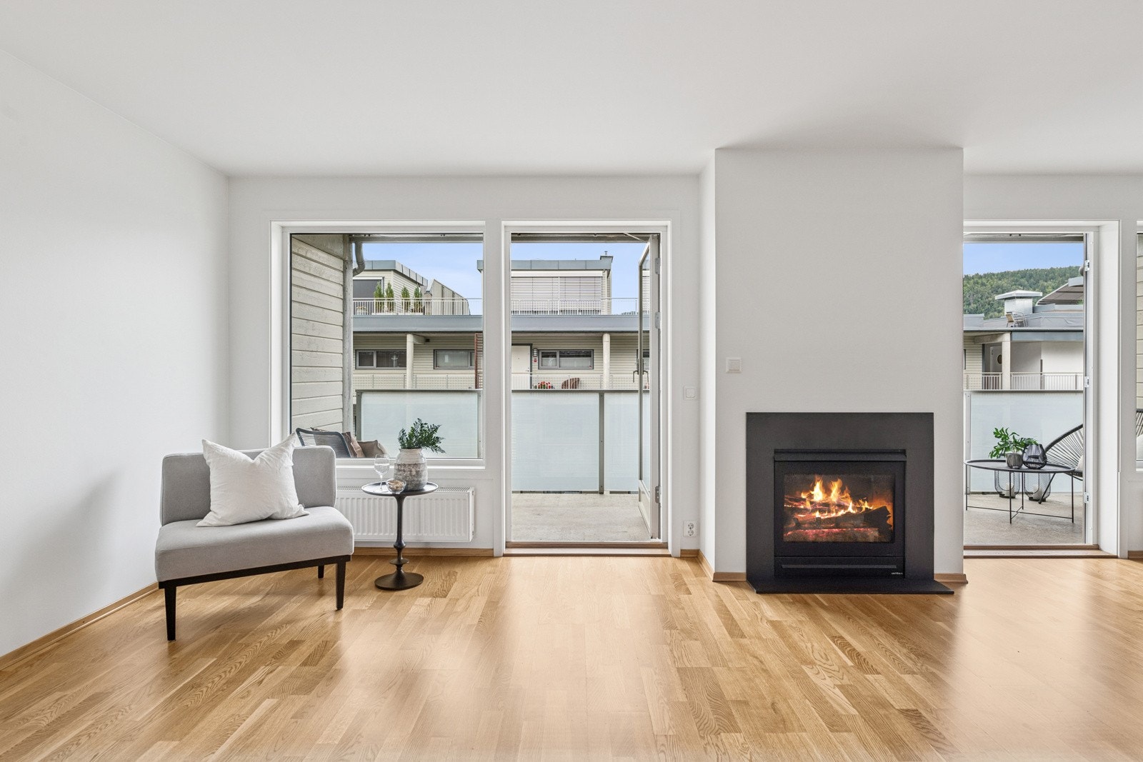 Fra stuen er det direkte utgang til terrassen via to separate dører som sørger for svært god gjennomlufting på varme dager. Galleribilde