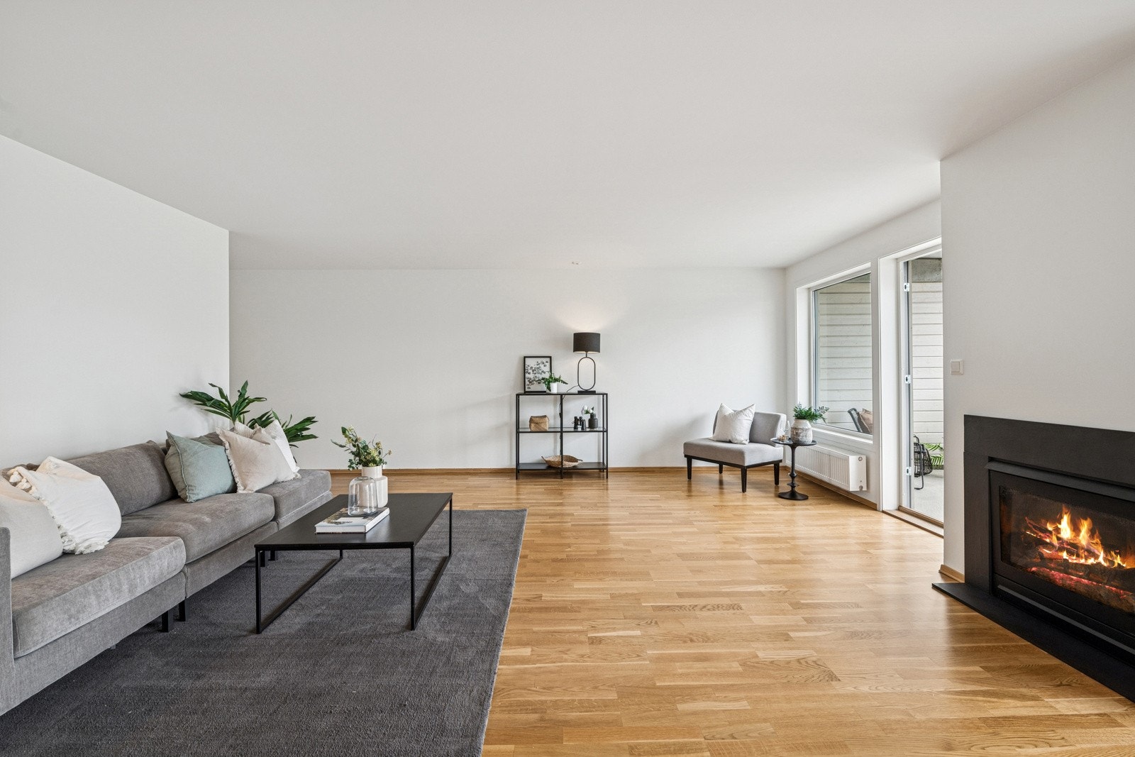 Leiligheten har en stilren peis plassert i hjertet av stuen. Galleribilde