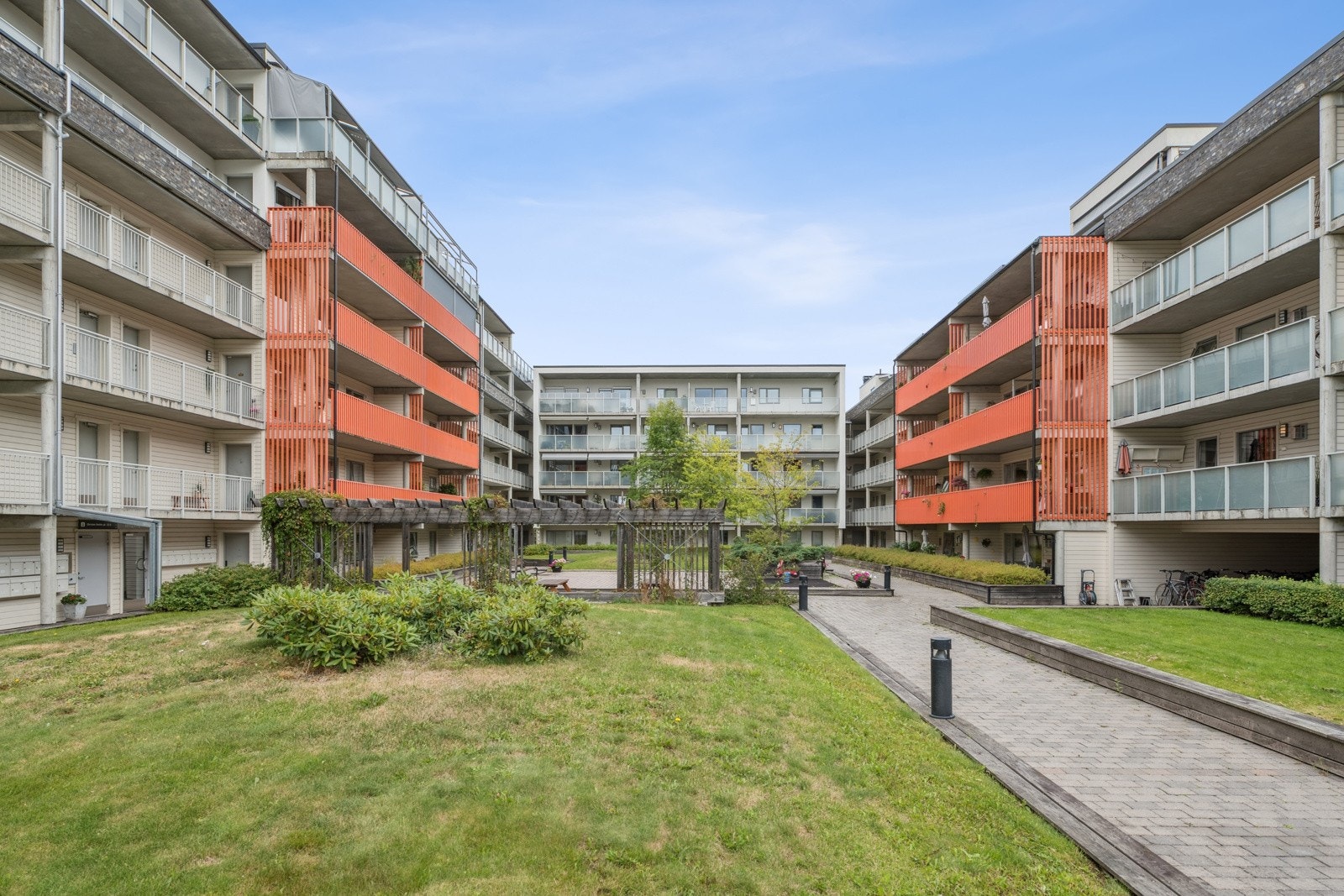 Fellesområdet er av god størrelse med et stort grøntområde. Galleribilde