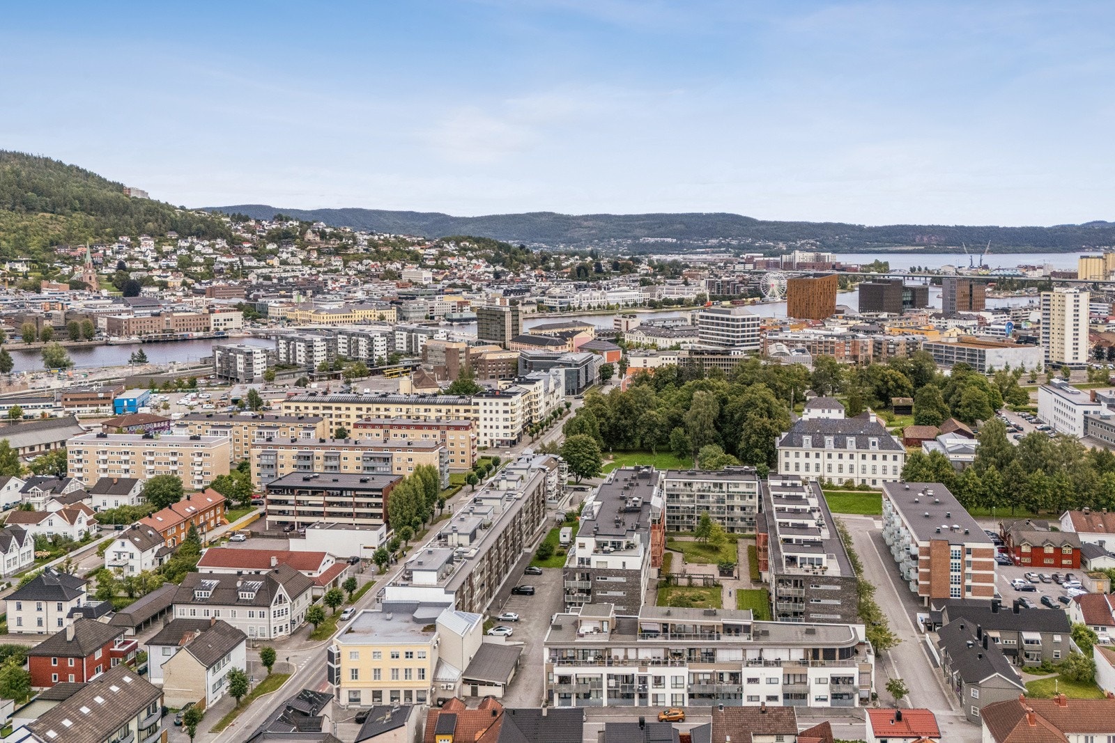 Oversiktsbilde som viser sentral beliggenhet med nærhet til byens fasiliteter. Galleribilde